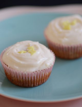 Citronmuffins med blå birkes og citroncreme Citronmuffins med blå birkes og citroncreme