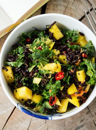 Mangosalat med sorte ris og grønkål salat-med-mango-og-chili
