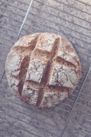 Nemt og koldhævet fuldkornsbrød Nemt og koldhævet fuldkornsbrød