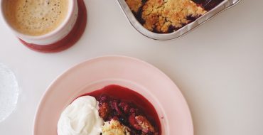 rabarber crumble med creme fraiche