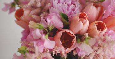 buket med lyserøde blomster