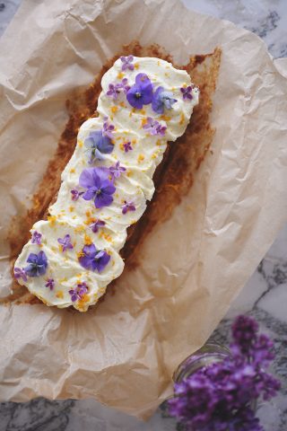 Gulerodskage med (nok) frosting og naturens egen krymmel
