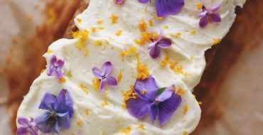 gulerodskage med spiselige blomster