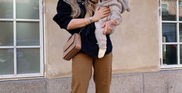 mor med baby på armen