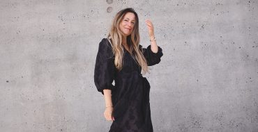 sort kjole i genanvendt polyester