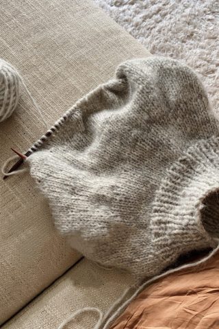 strikketøj i sofa