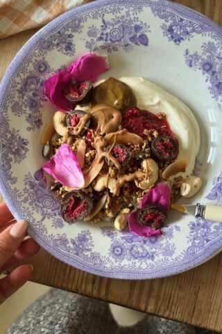 Opskrift: Chiagrød, hindbærkompot og granola Opskrift: Chiagrød, hindbærkompot og granola